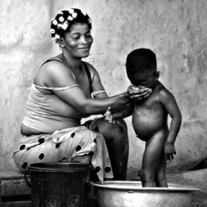 MAMA BAÑANDO A HIJO